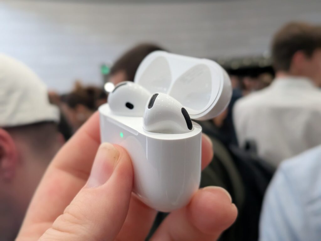 Apple’s new macOS update reportedly contains a video of AirPods with a camera PXL 20240909 184838058.PORTRAIT